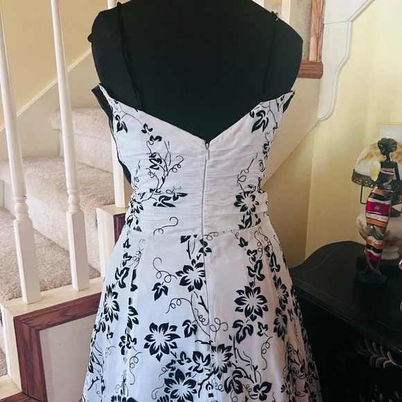 *Vintage Black and White Papell Boutique - Picture 11 of 16